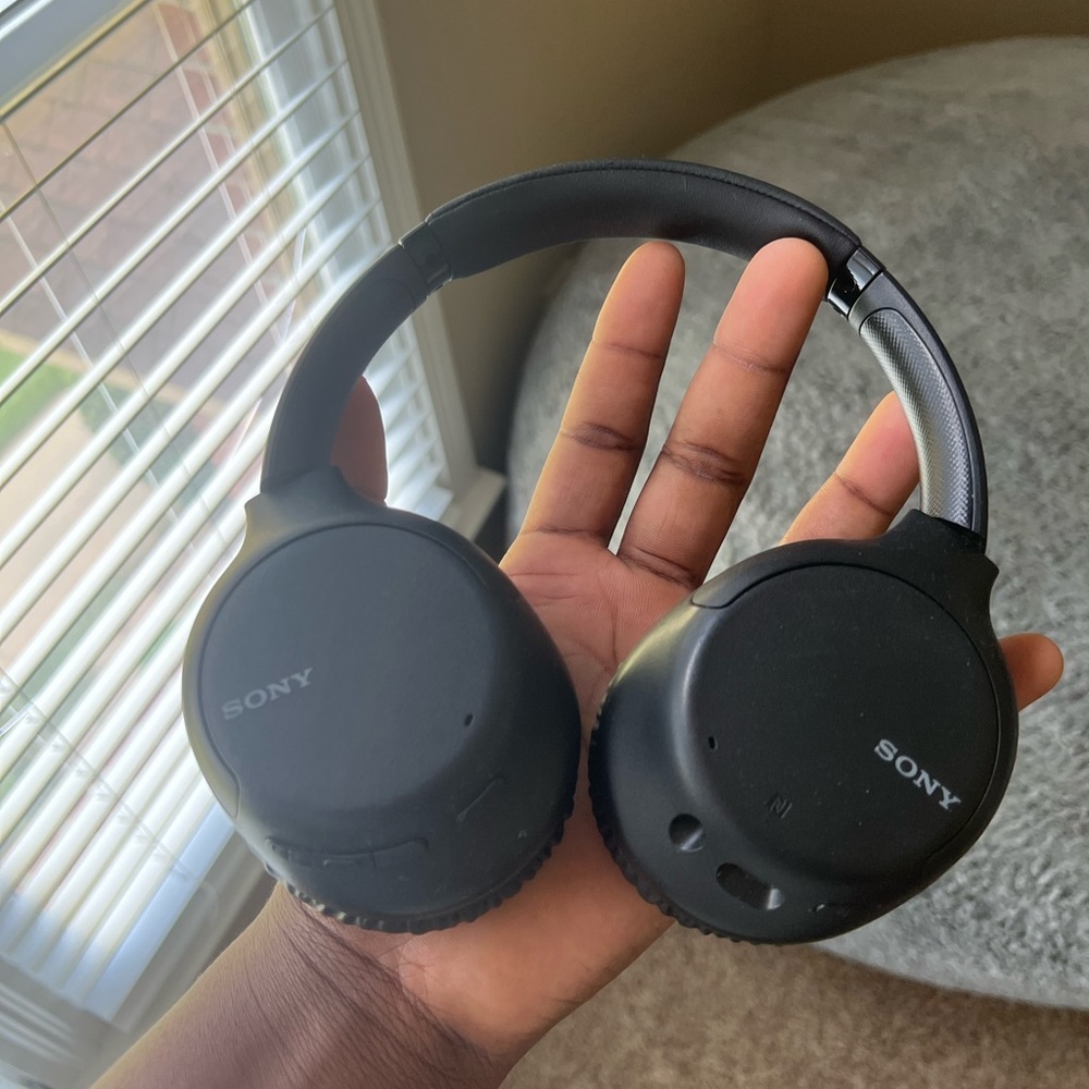 Sony WH-CH710N Wireless Noise-Cancelling Over-the-Ear Headphones Black